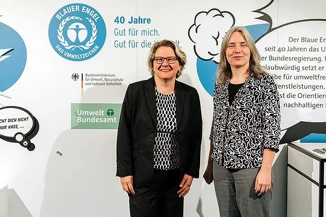 Former Environment Minister Svenja Schulze smiles for the camera with an Ecolabel representative