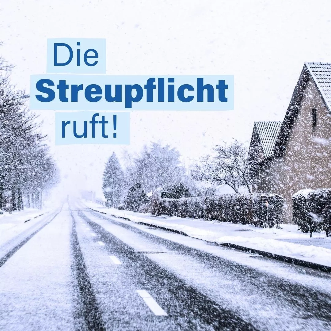 Die Streupflicht ruft! - Verschneite Straße mit Häuser