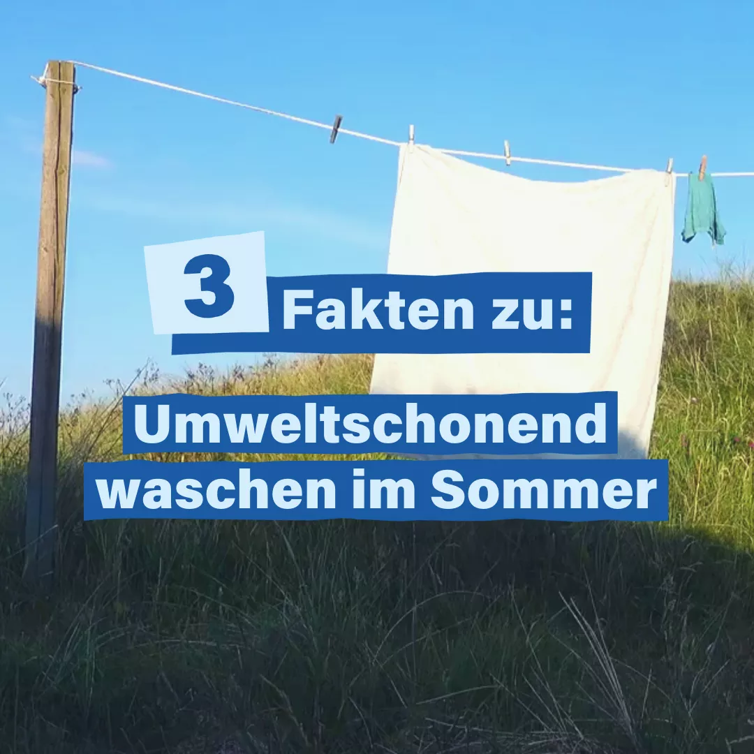 Auf einer Wäscheleine hängt ein weißes Tuch in der Sonne, im Hintergrund blauer Himmel und eine Grüne Wiese. Darauf steht in hellblauer Schrift auf dunkelblauen Untergrund: 3 Fakten zu: Umweltschonend waschen im Sommer