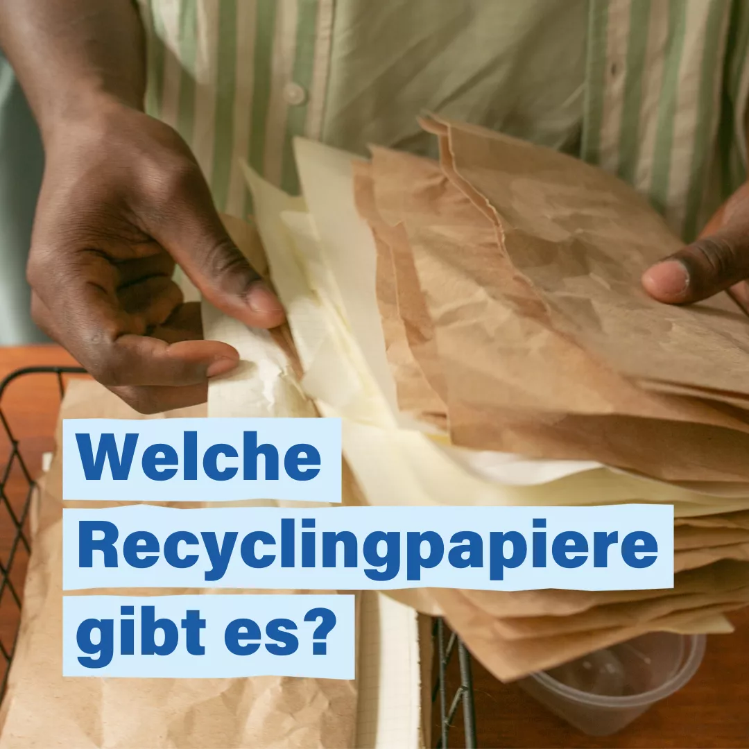 Eine Hand hält einen Stapel Papier in der Hand. Die Papiere sind unterschiedlich dick und glatt, manche sind braun, andere weiß. Darüber steht in dunkelblauer Schrift auf hellblauem Untergrund: Welche Recyclingpapiere gibt es?