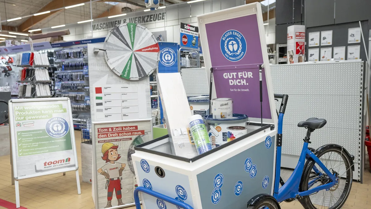 Lastenfahrrad vom Blauen Engel im Baumarkt