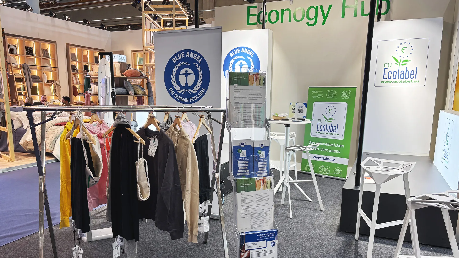 Messestand Blauer Engel neben Ecolabel